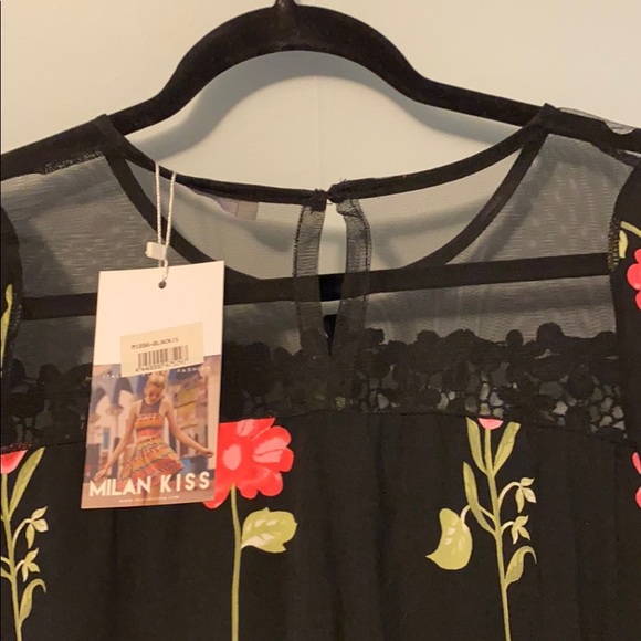 Bell sleeve Floral top🌷w/embroidery & mesh detail - Picture 5 of 6